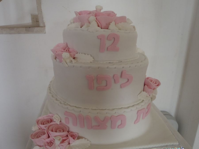 עוגת בת מצווה  גבוהה במיוחד שושנים מפוסלות קומות כפולות
